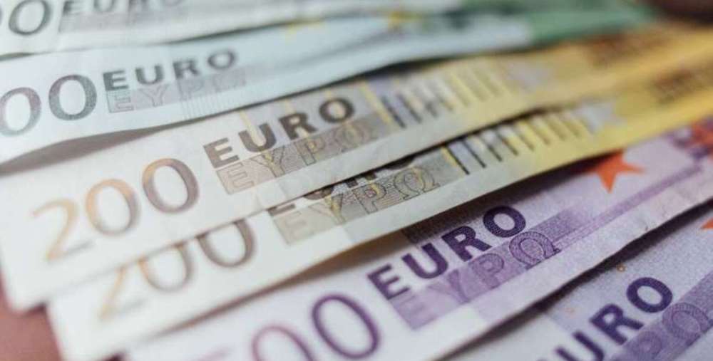 Euro bie serish sot, kursi i afrohet minimumit historik